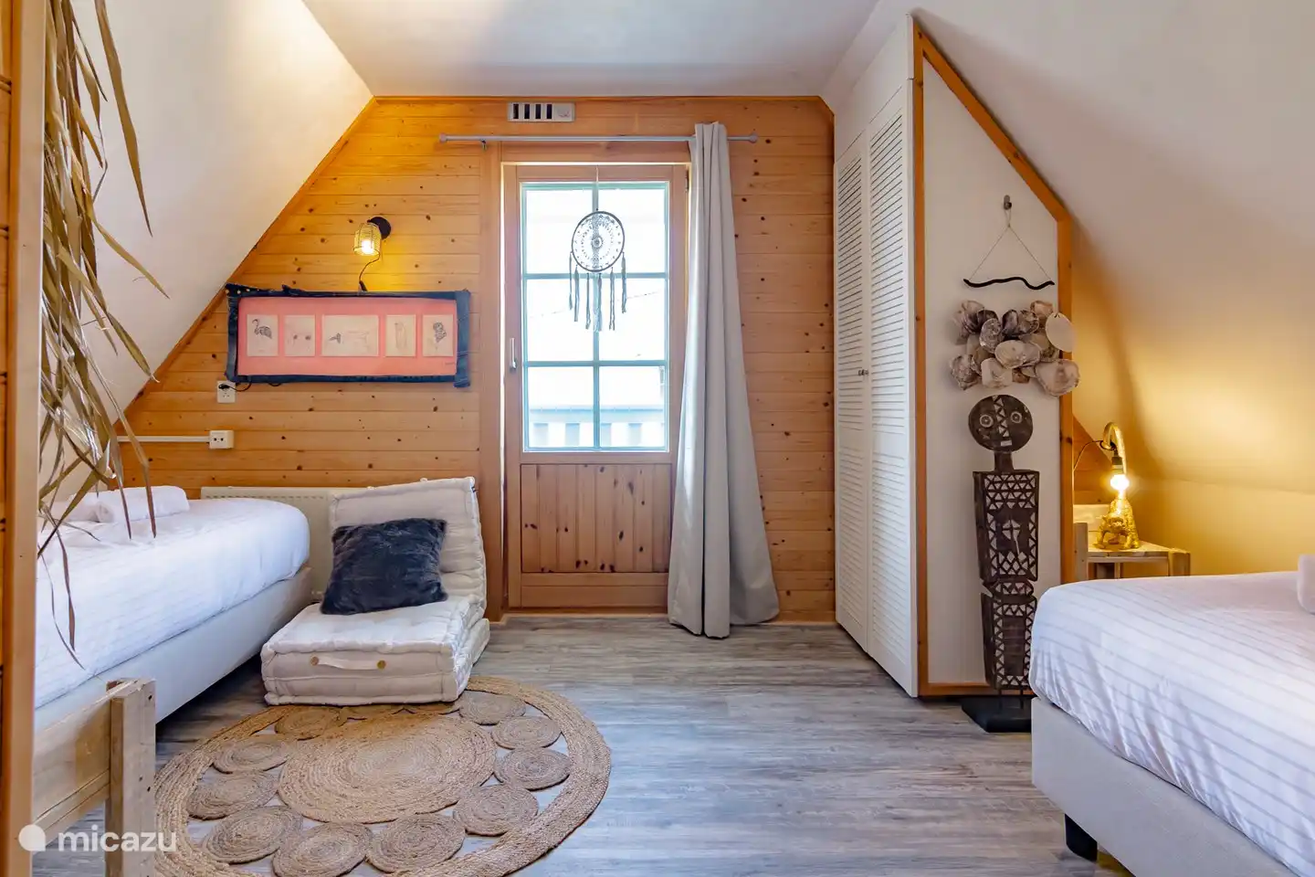 Une des quatre chambres au premier étage avec un balcon français.