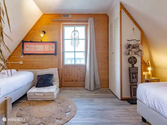 Maison du lac Hollande | Pays-Bas, Groningue, Kropswolde - maison de vacances Une des quatre chambres au premier étage avec un balcon français.