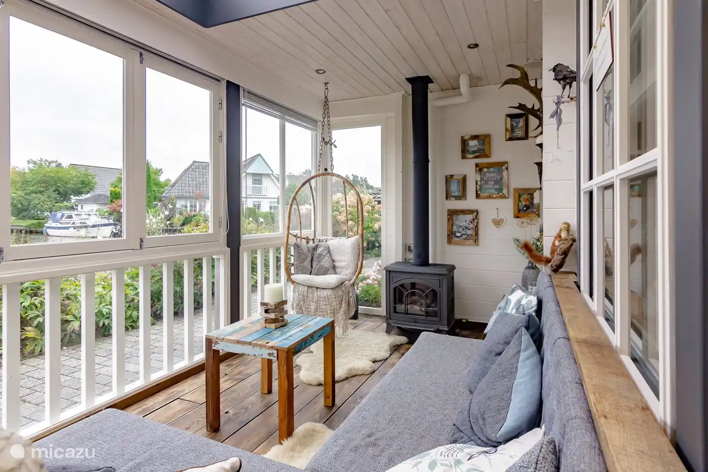 La véranda que vous pouvez ouvrir complètement avec un magnifique poêle et bien sûr le fauteuil suspendu
