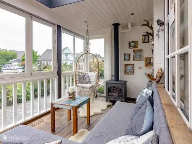 Maison du lac Hollande | Pays-Bas, Groningue, Kropswolde - maison de vacances La véranda que vous pouvez ouvrir complètement avec un magnifique poêle et bien sûr le fauteuil suspendu