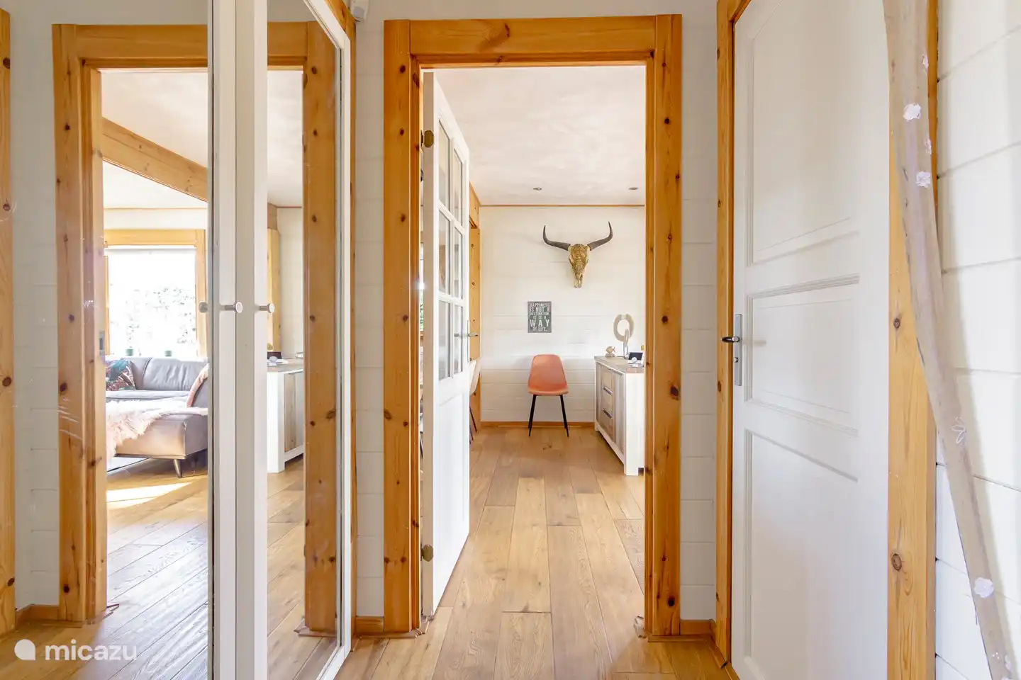 Vue depuis le hall où vous entrez dans la cuisine et le salon. La porte à droite sur la photo est la toilette dans le hall.