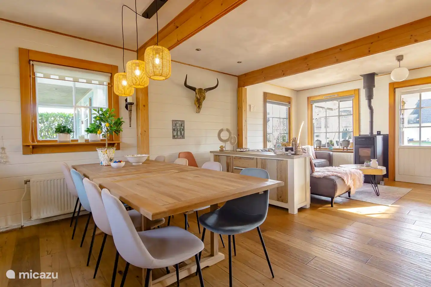 La cuisine ouverte avec le coin salon convient pour 12 personnes.