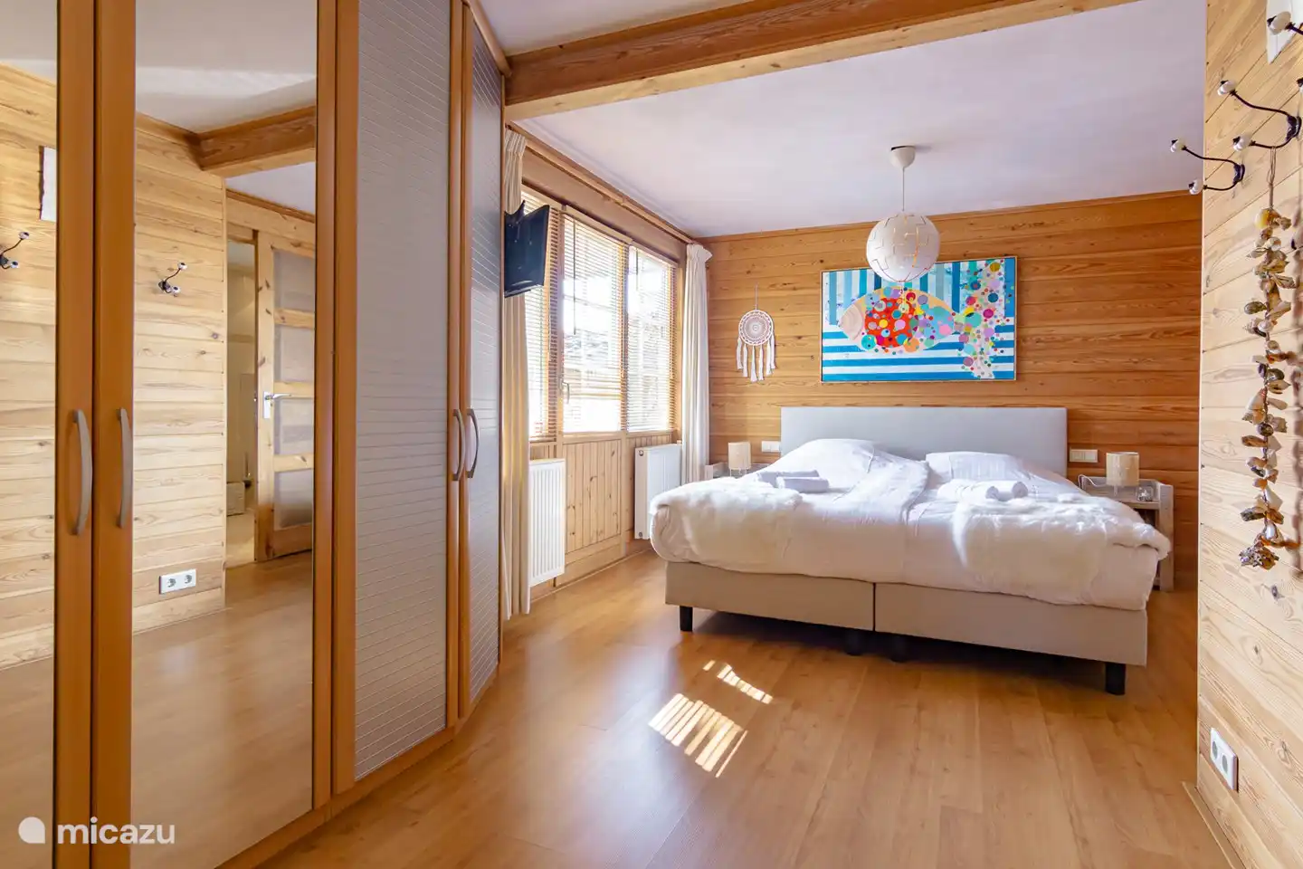 Il s'agit de la chambre pour 2 personnes au rez-de-chaussée. De plus, il y a 4 autres chambres au premier étage. Cette chambre a sa propre salle de bain avec douche et WC et les chambres à l'étage ont leur propre salle de bain avec douche et WC et il y a un troisième WC dans le hall au rez-de-chaussée.