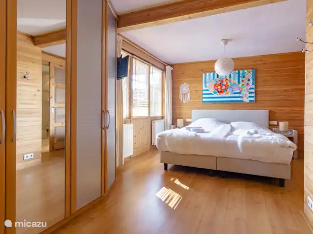 Maison du lac Hollande | Pays-Bas, Groningue, Kropswolde - maison de vacances Il s'agit de la chambre pour 2 personnes au rez-de-chaussée. De plus, il y a 4 autres chambres au premier étage. Cette chambre a sa propre salle de bain avec douche et WC et les chambres à l'étage ont leur propre salle de bain avec douche et WC et il y a un troisième WC dans le hall au rez-de-chaussée.