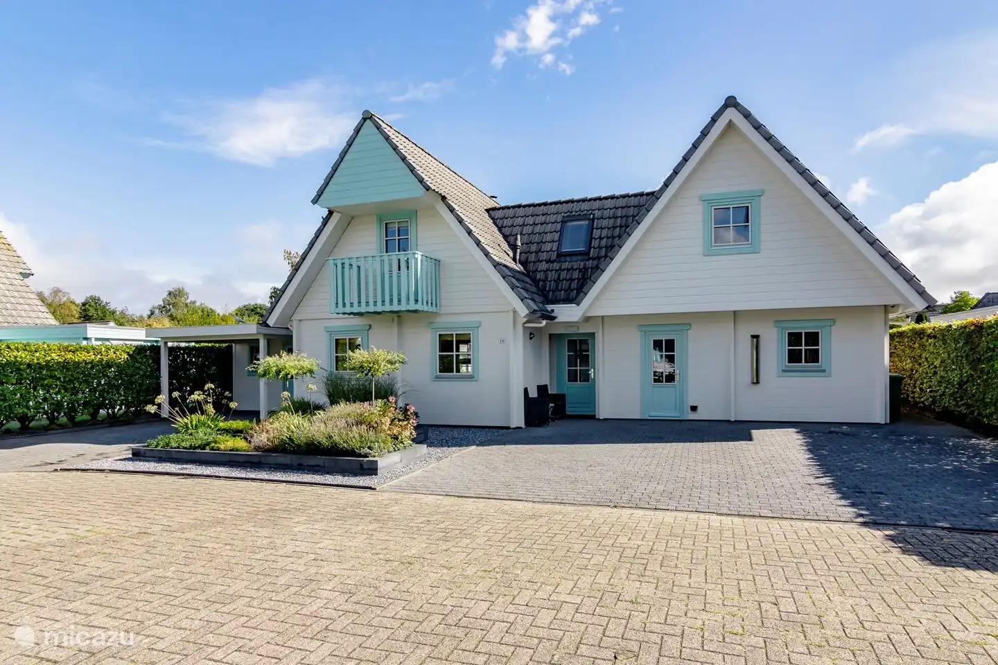 Ici, vous voyez l'avant du Lakehouse avec les quatre places de stationnement