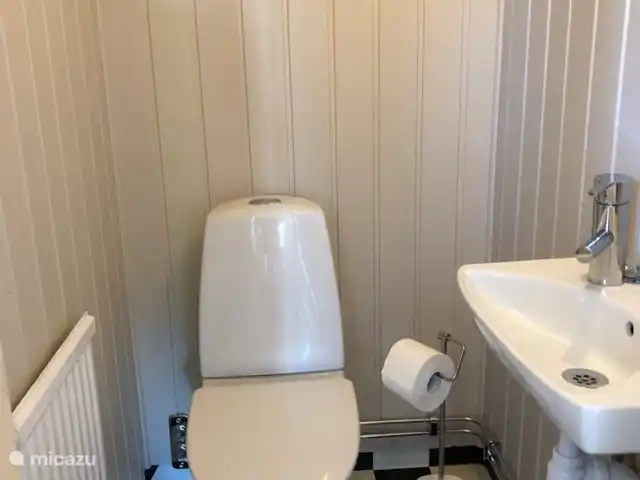 Location de Vacances Suède, Småland, Ljungby, villa - Maison de village proche lac Les toilettes au rez-de-chaussée