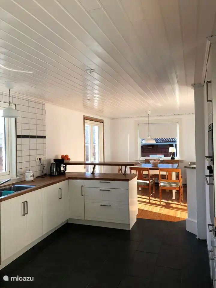 La espaciosa cocina, con puertas dobles a la terraza