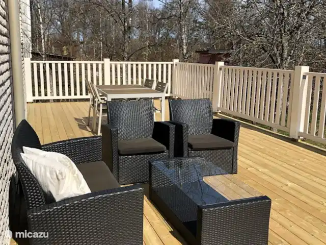 Location de Vacances Suède, Småland, Ljungby, villa - Maison de village proche lac Sa terrasse spacieuse avec vue sur le parc