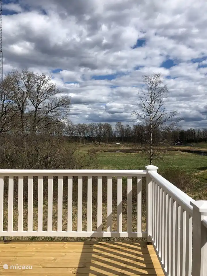Vista del parque. Hay algunos juegos infantiles para los niños: mini-tirolesa, una casita cubierta, un juego de ajedrez gigante y un campo de juegos