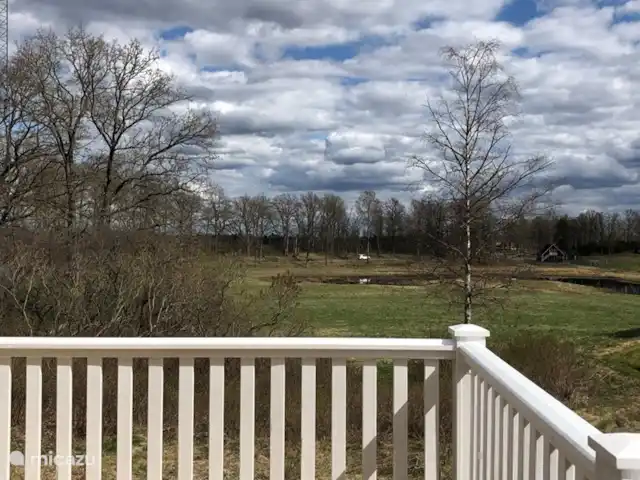 Location de Vacances Suède, Småland, Ljungby, villa - Maison de village proche lac Vue sur le parc. Il y a quelques équipements de jeux pour les enfants : mini-tyrolienne, une maison couverte, un jeu d’échecs géant et un parcours d’amister