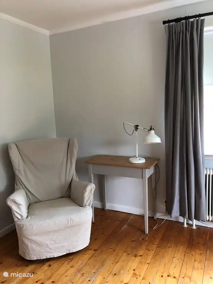 Un asiento en el amplio dormitorio