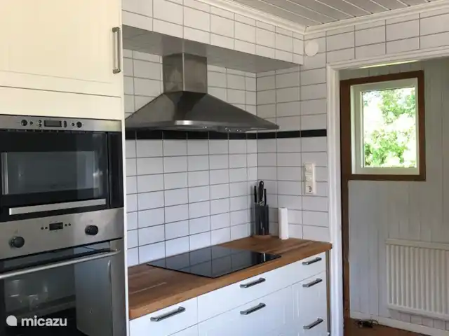 Location de Vacances Suède, Småland, Ljungby, villa - Maison de village proche lac Une plaque à induction, un micro-ondes et un four