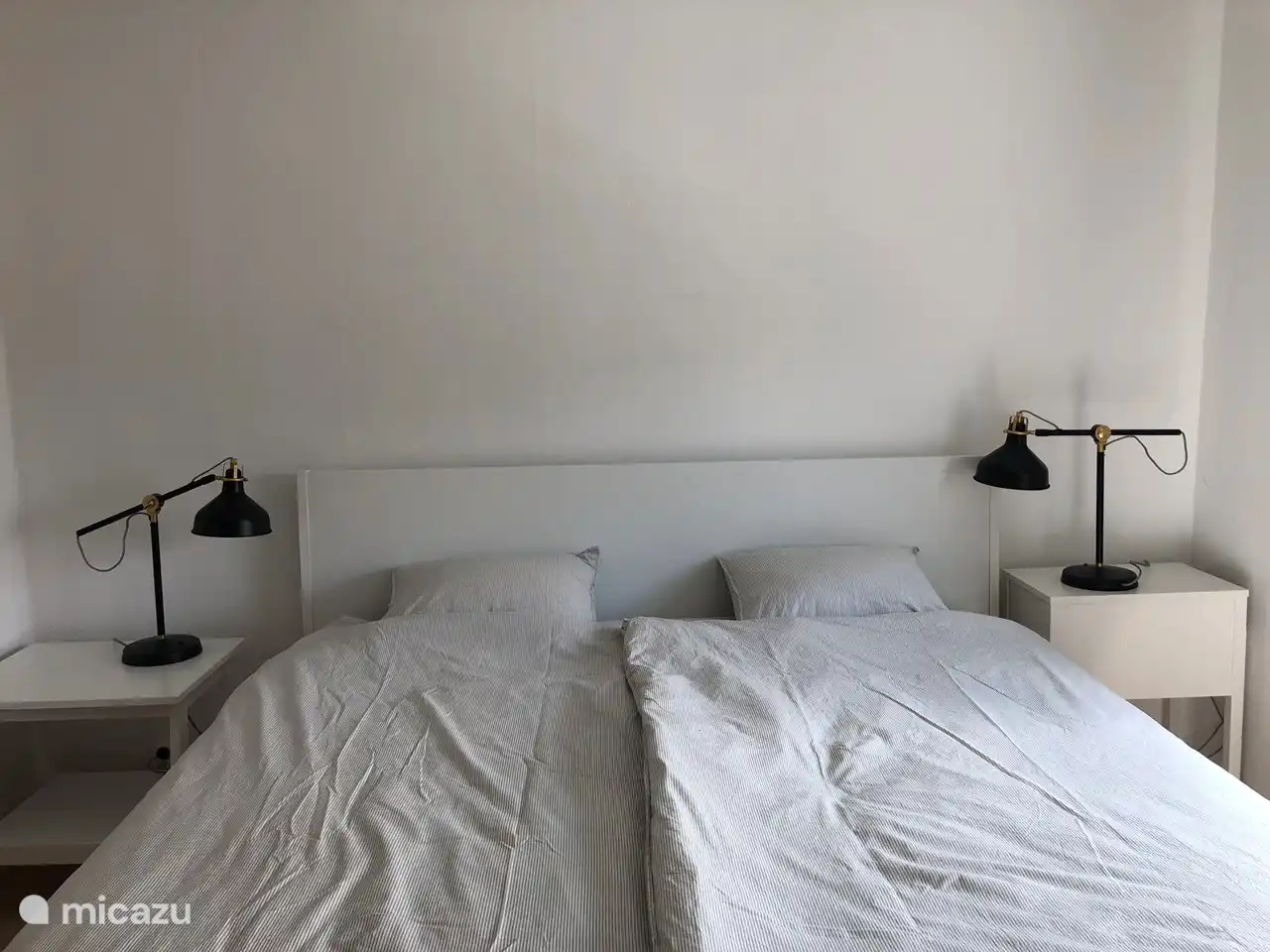 El dormitorio del medio con una espaciosa cama de 180