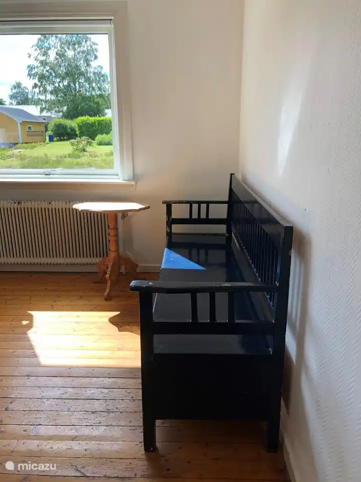 El recibidor con un sofá típico sueco