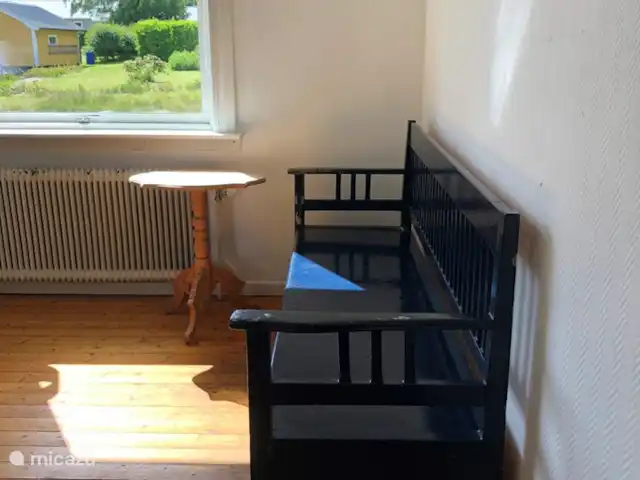 Location de Vacances Suède, Småland, Ljungby, villa - Maison de village proche lac Le hall avec un canapé typiquement suédois