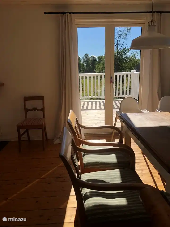 La mesa de comedor con puertas que dan a la terraza