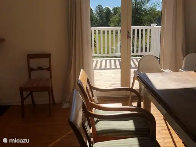Location de Vacances Suède, Småland, Ljungby, villa - Maison de village proche lac La table à manger avec portes-fenêtres donnant sur la terrasse