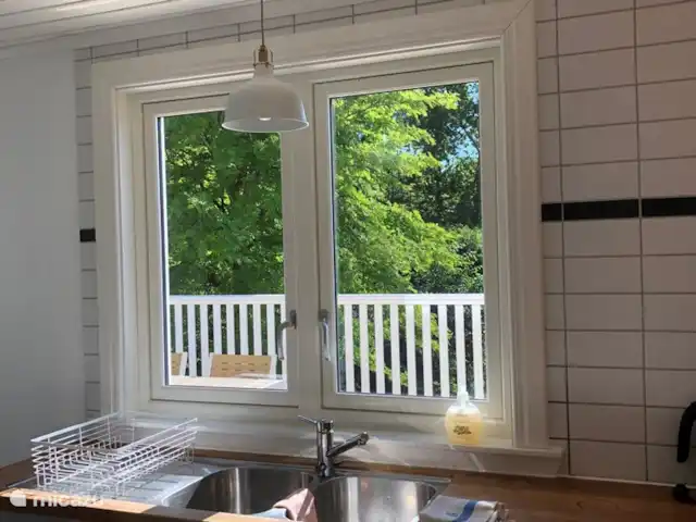Location de Vacances Suède, Småland, Ljungby, villa - Maison de village proche lac Vue sur la terrasse depuis la cuisine