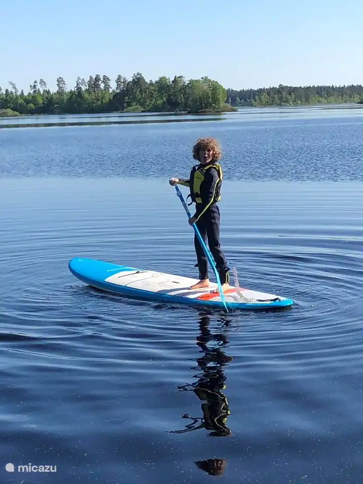 En Agundaborg puedes alquilar tablas de Up Paddle, kayaks y canoas. Aquí ves a nuestro hijo en una tabla de Stand Up Paddle.
