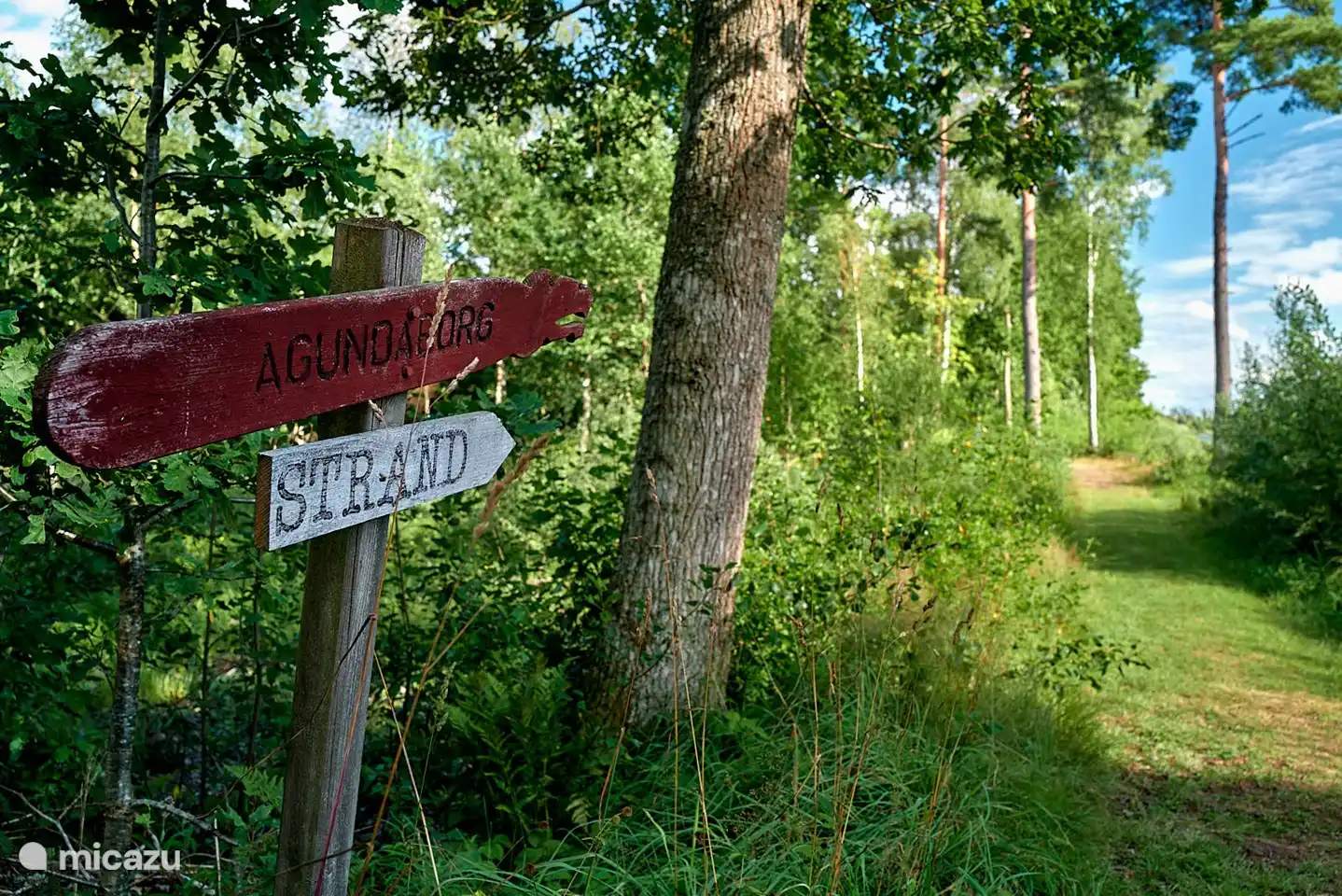 The path to the lake and there is also the Agundaborg ruin, the remains of a castle from 1200 on the left. 
