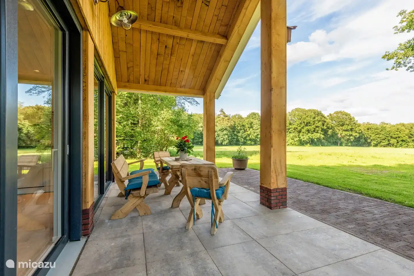 Grande terrasse couverte avec une belle vue sur la campagne, avec une flore et une faune variées. Peu importe combien de temps vous y êtes, vous ne vous en lasserez jamais.