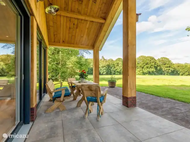 Vue sur prairie | Pays-Bas, Overijssel, Ootmarsum - bungalow Grande terrasse couverte avec une belle vue sur la campagne, avec une flore et une faune variées. Peu importe combien de temps vous y êtes, vous ne vous en lasserez jamais.