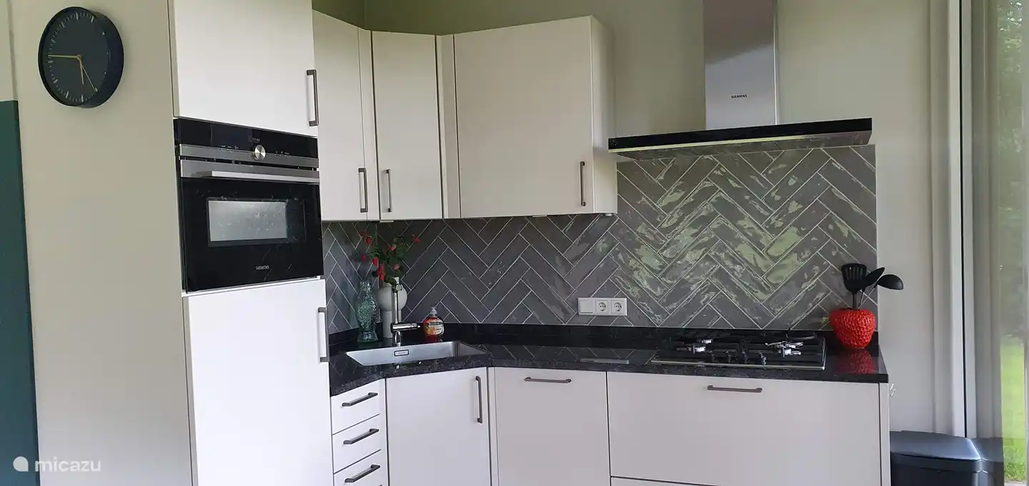 Cuisine spacieuse avec lave-vaisselle et four mixte