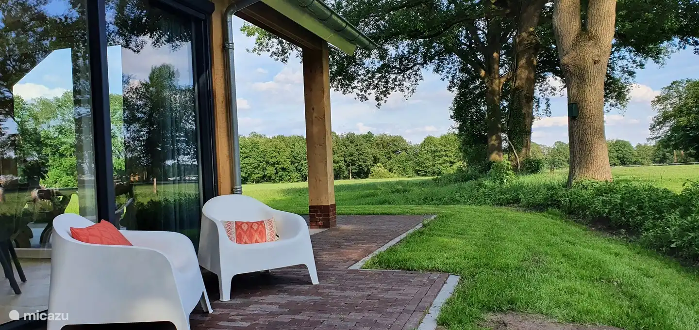 Loungzit sur le côté de la maison