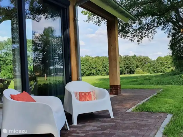 Vue sur prairie | Pays-Bas, Overijssel, Ootmarsum - bungalow Loungzit sur le côté de la maison