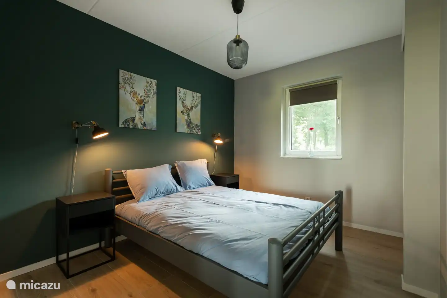 Chambre avec un lit double et armoire encastrée