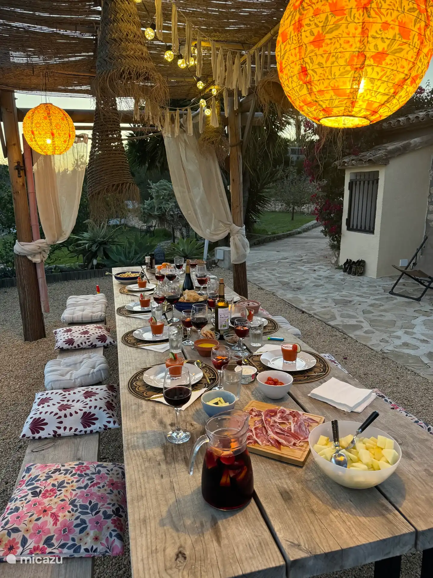Leckeres Essen zusammen, weil auf der Terrasse genug Platz ist