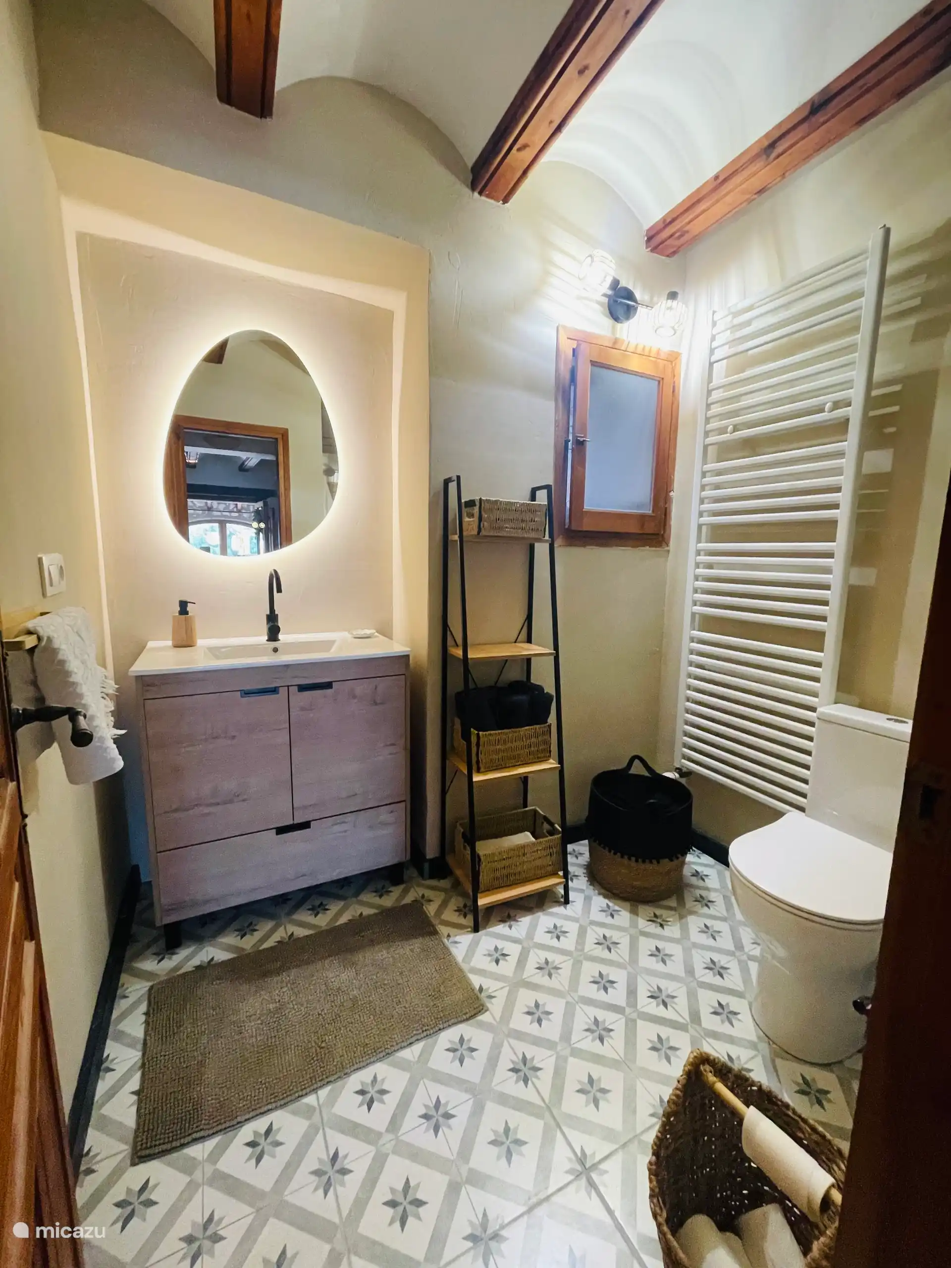 Schönes Badezimmer im Wohnzimmer und Schlafzimmer