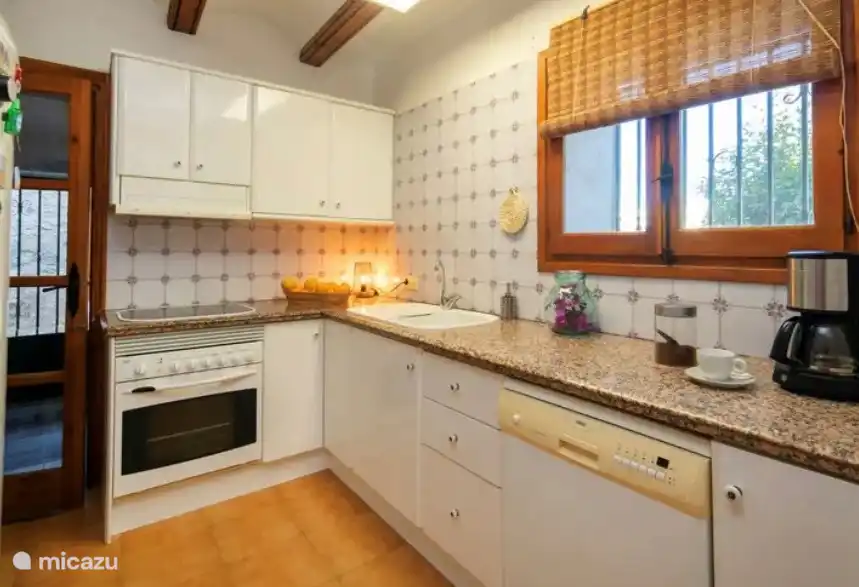 De tweede keuken. Als bijkeuken in gebruik.