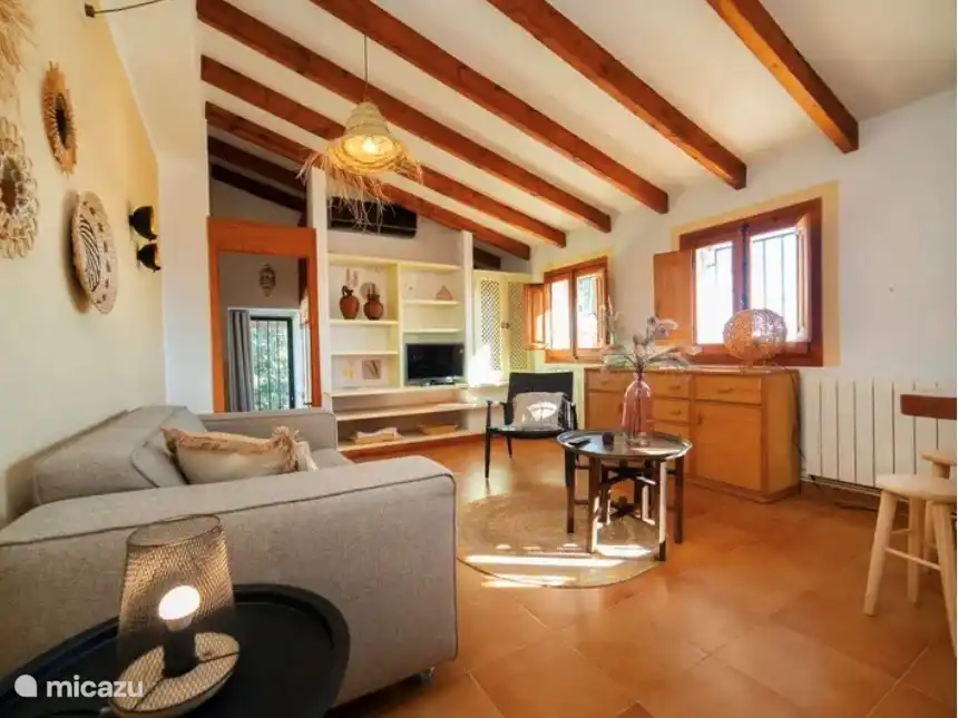 Woonkamer III 1e verdieping met keukentje, badkamer en slaapkamer