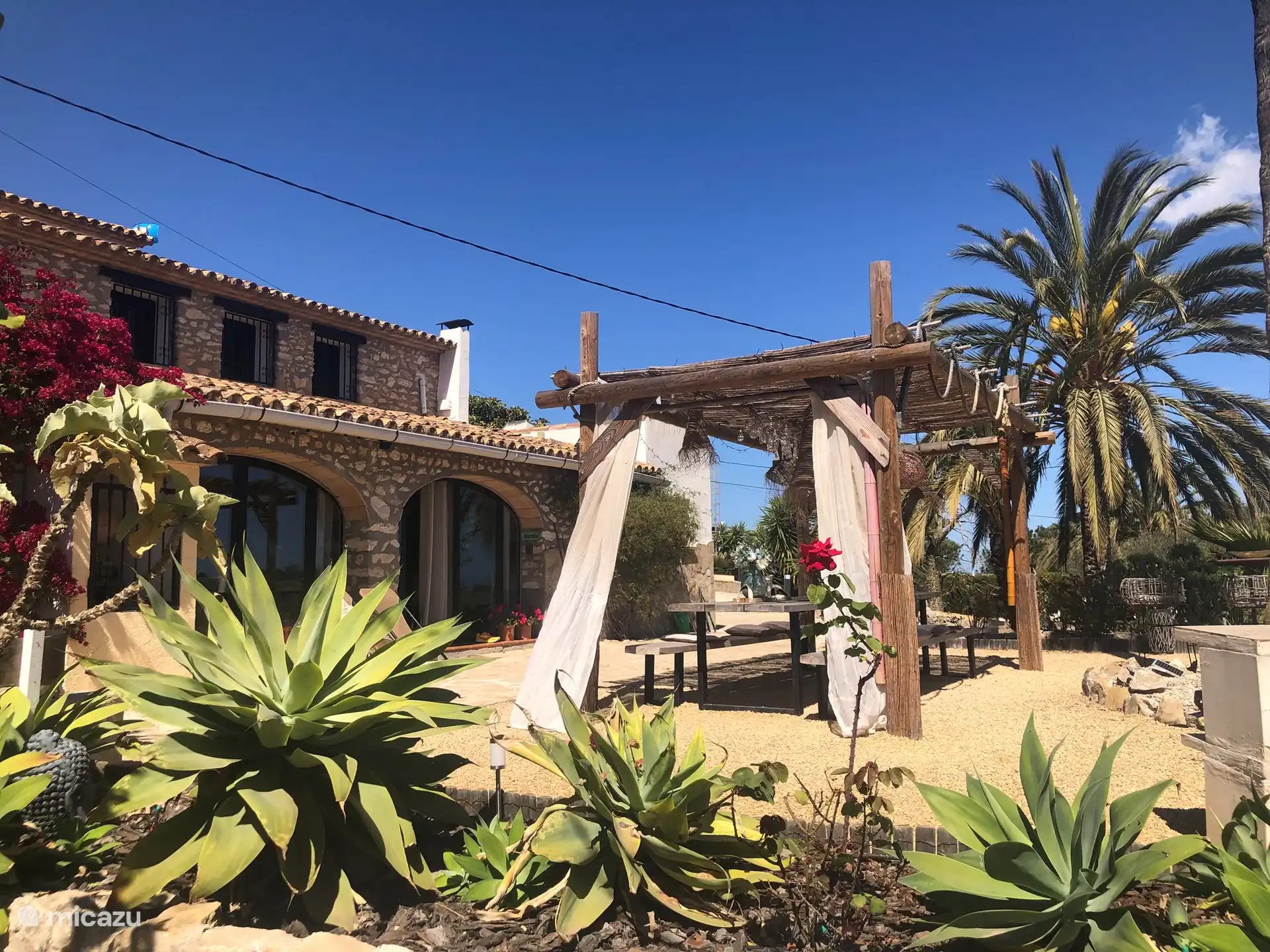 De overkapping met de buitenkeuken