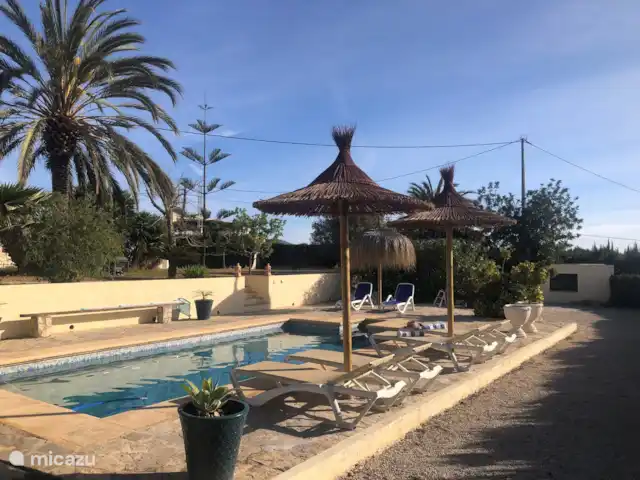 Casa la Perla | Espagne, Costa Blanca, Benissa - finca Piscine avec parasols fixes qui offrent une belle ombre sous les transats