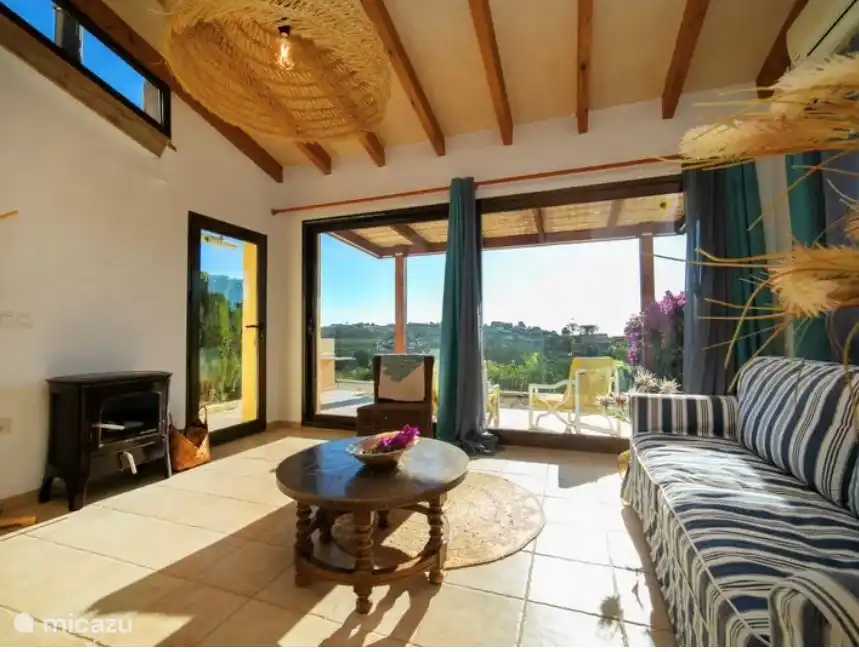 Woonkamer V en het fijne terras met uitzicht 