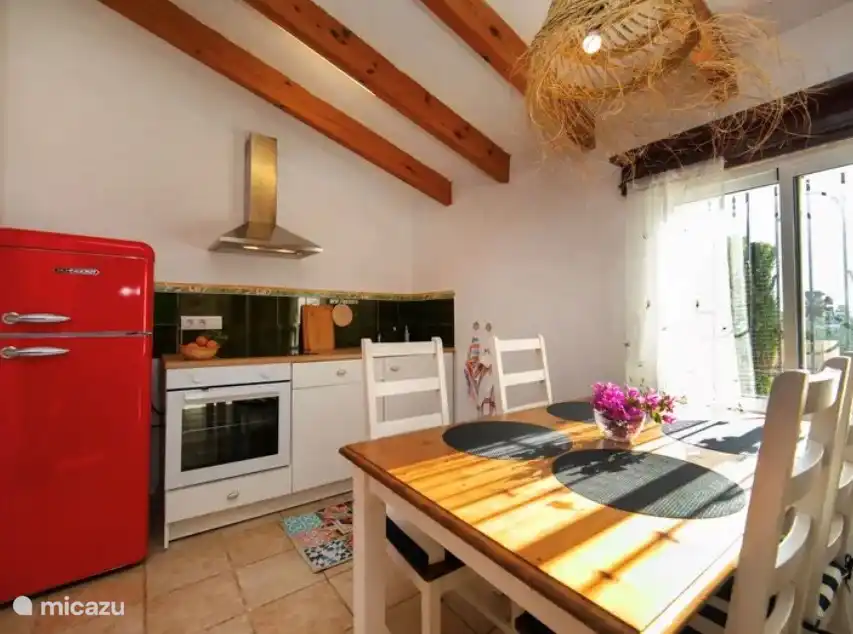 De keuken bij woonkamer V. Royaal met grote koel-vrieskast