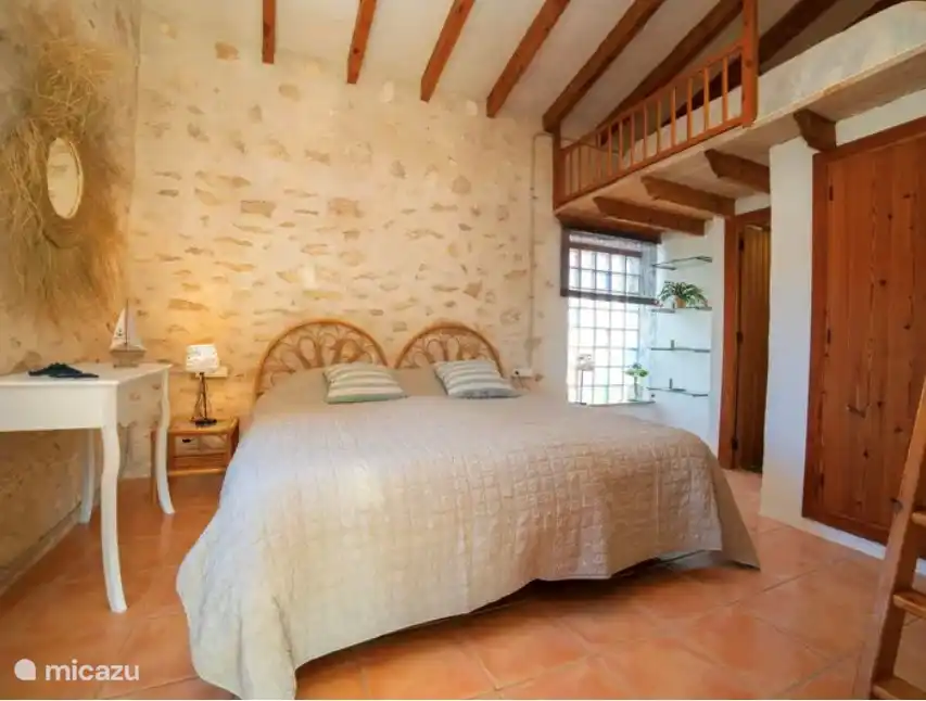 Slaapkamer V bij woonkamer V met 2 1 persoonsbedden. Aansluitend de badkamer 