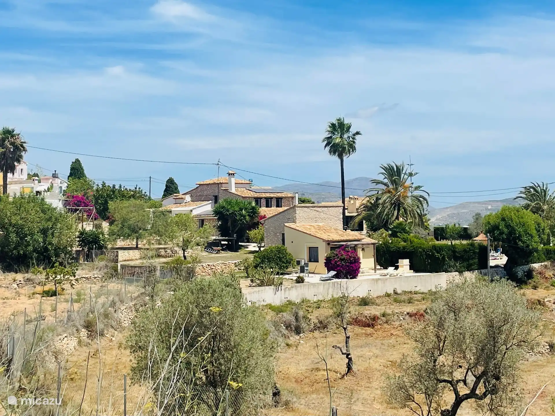 Een overzichts foto van de finca met het losse huisje, the guesthouse Estufa