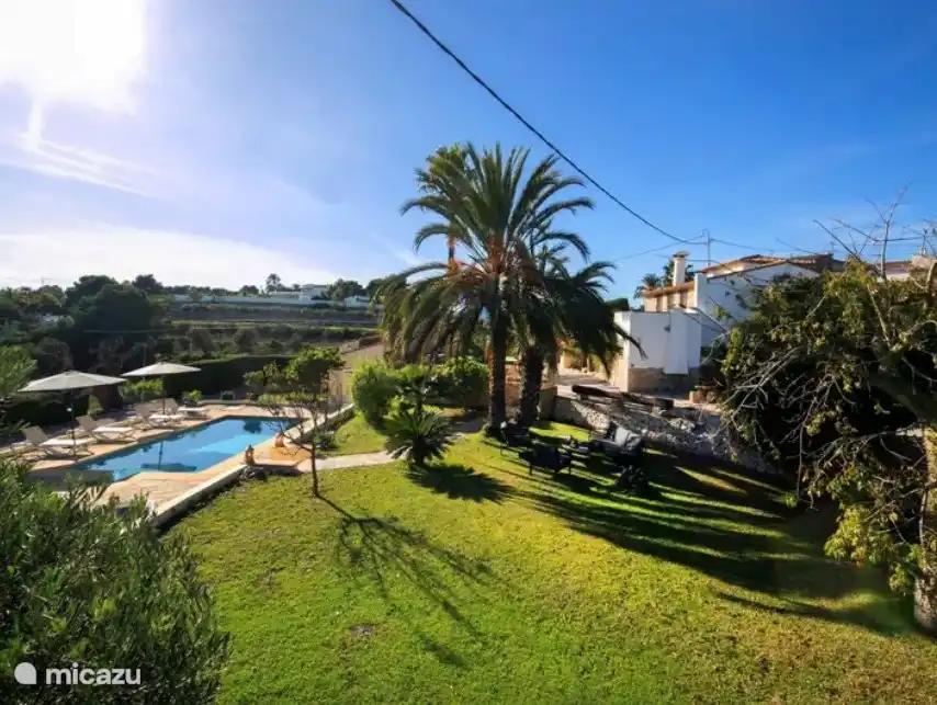 De royale tuin met lounge set