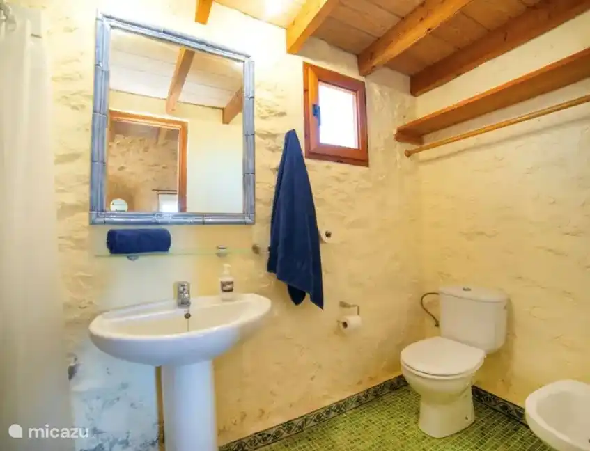 De badkamer met douche, wastafel en toilet bij woonkamer V