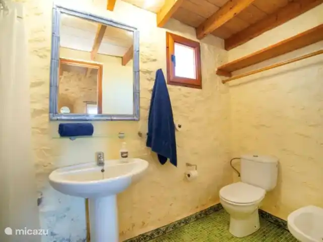 Casa la Perla | Espagne, Costa Blanca, Benissa - finca La salle de bain avec douche, lavabo et toilettes dans le salon V