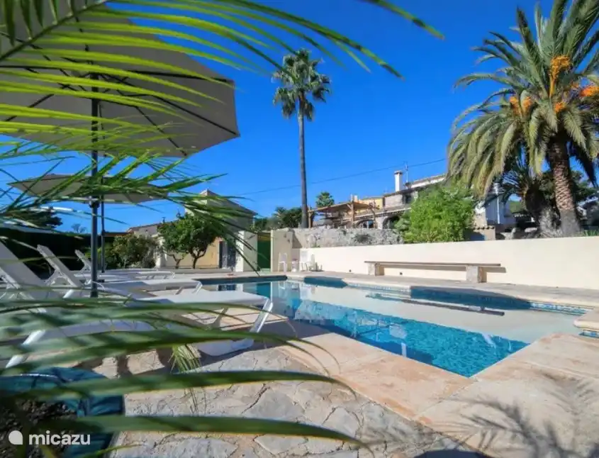 Het verkoelende zwembad