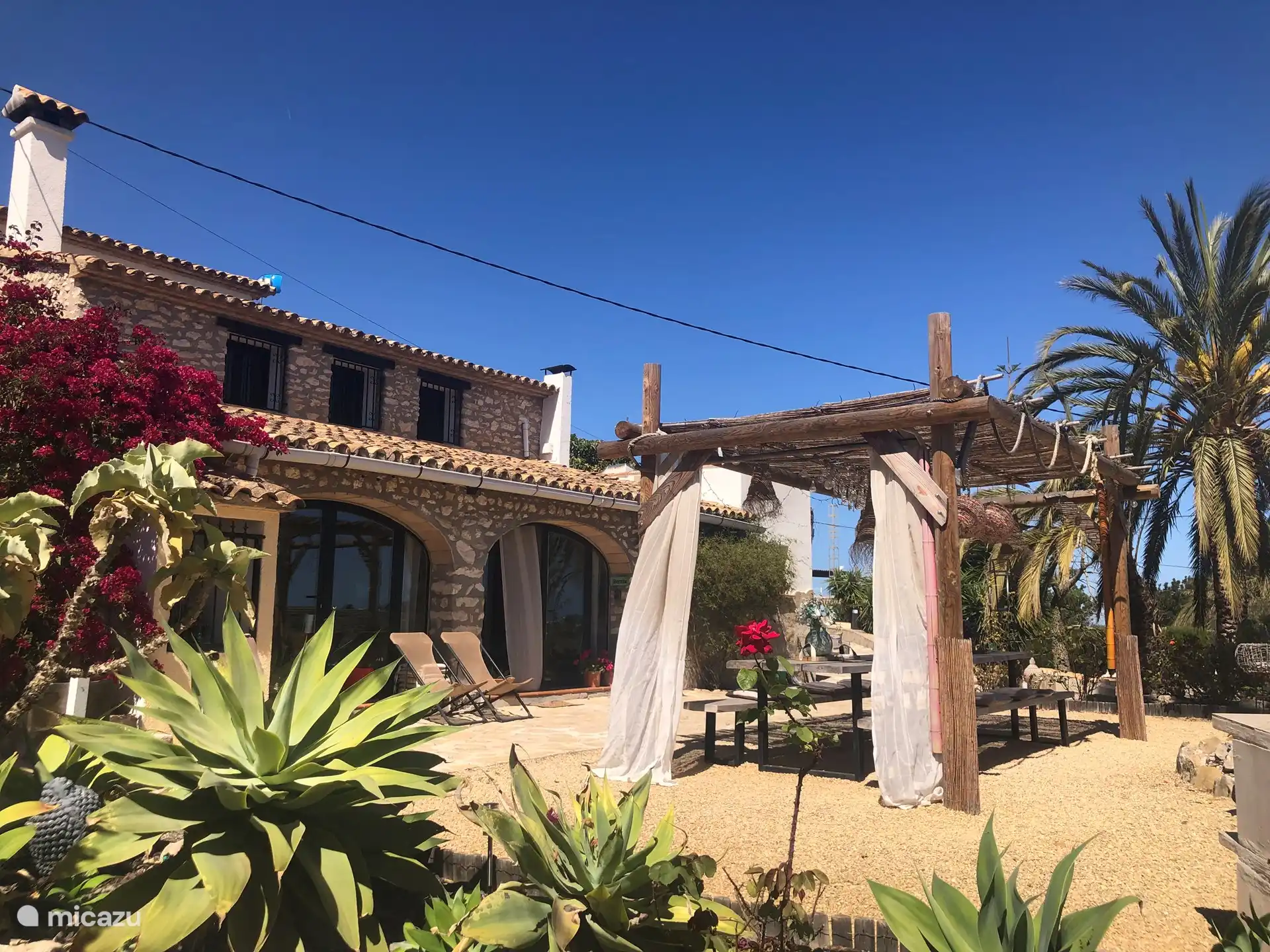 De overkapping voor een fijne schaduwplek