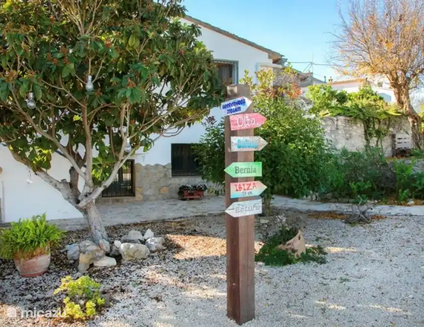 De wegwijzer op ons erf