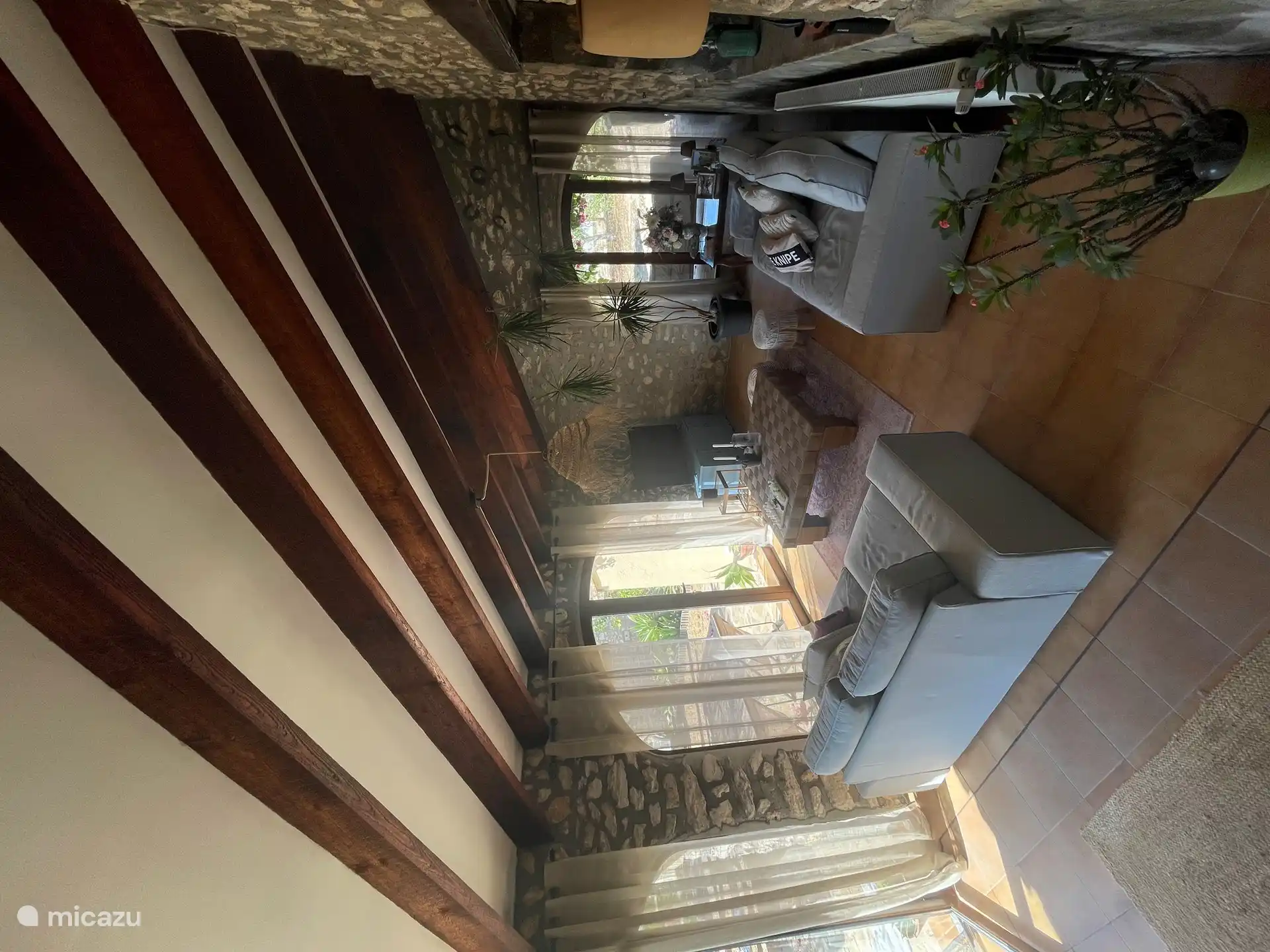 De Naja met 2 fijne banken, smart tv, eettafel en kleine keuken.