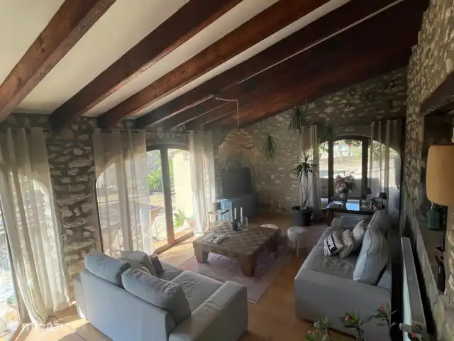 Casa la Perla | Espagne, Costa Blanca, Benissa - finca Le Naja avec 2 beaux canapés, une télévision intelligente, une table à manger et une petite cuisine.
