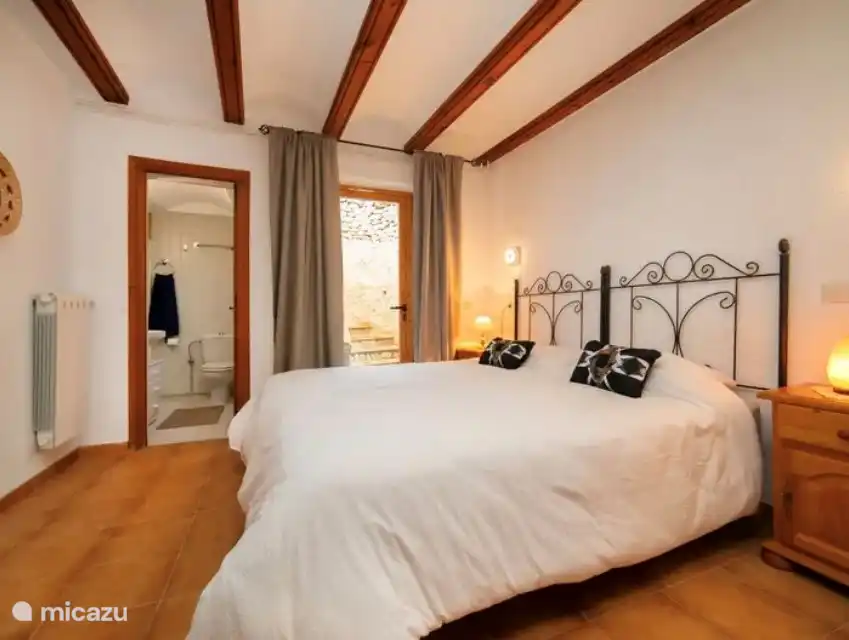 Slaapkamer begane grond met 2 1 persoons bedden