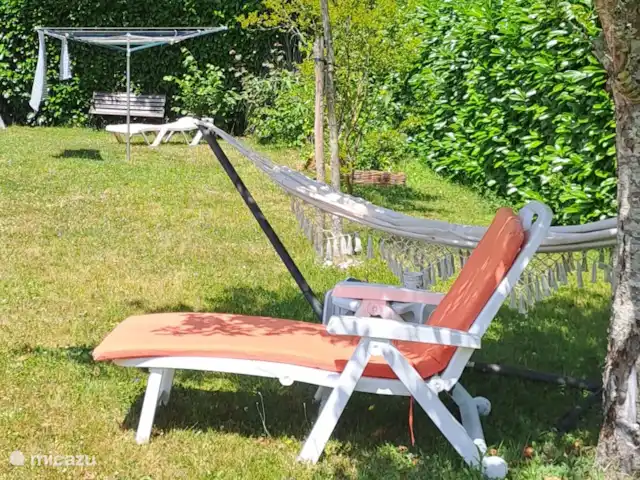 Accueil familial indépendant avec chien accepté | France, Charente, Écuras - maison de vacances Farniente dans un transat, hamac sous le vieux pommier